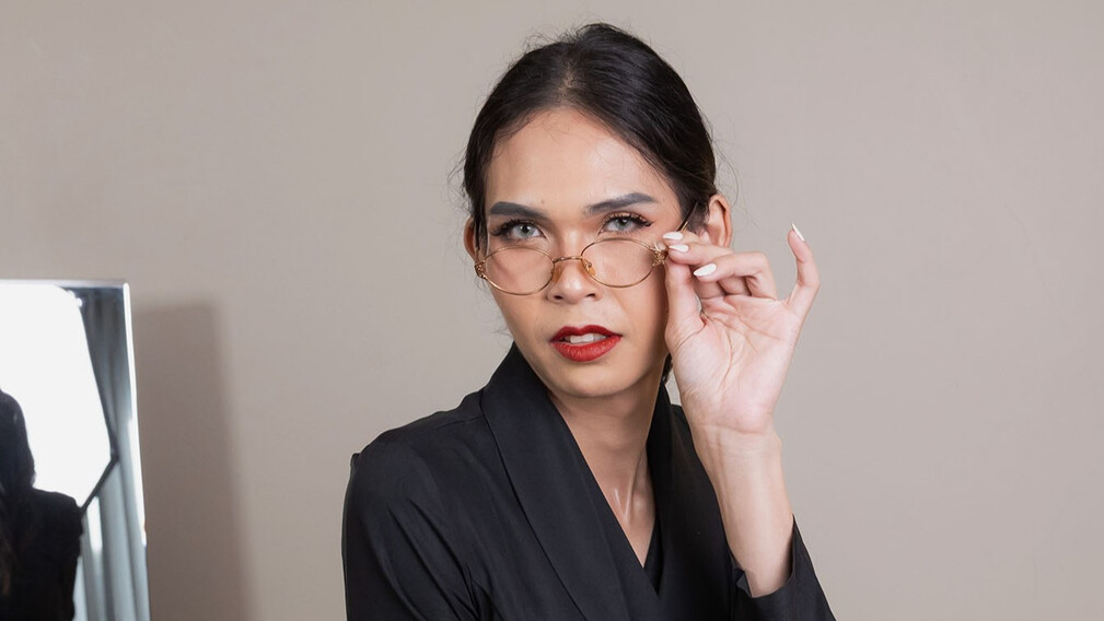 Show & Tell With Ploy